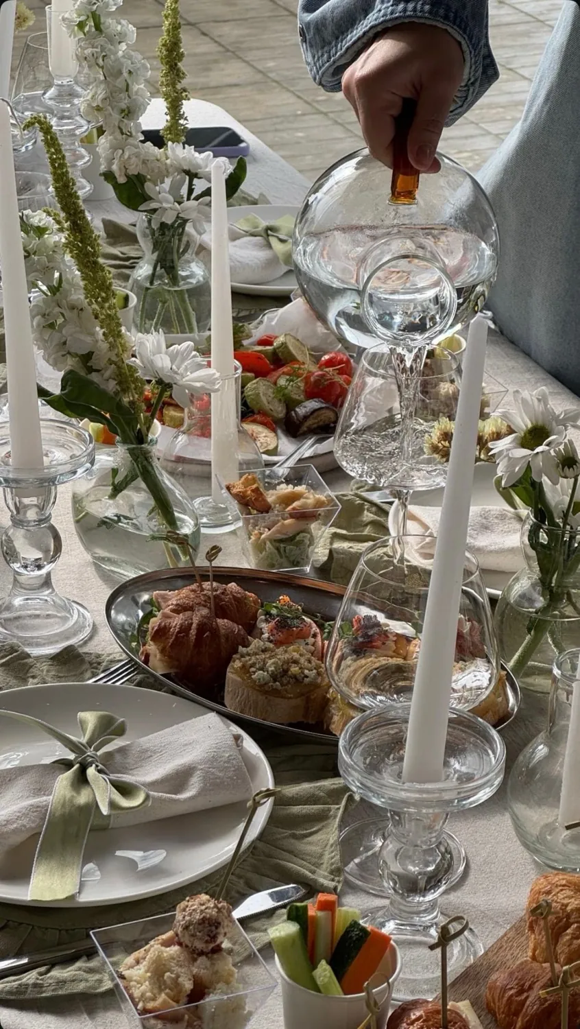 Свадебный стол Buffet Cresson: свечи, цветы и закуски